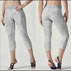 Fabletics‎ Sebastian Seamless Cropped Tight White/Gray Floral Size Small Capri